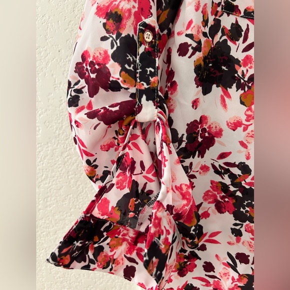 Candie’s Red Pink Floral Print V-Neck Top. Size Medium. - Picture 7 of 10